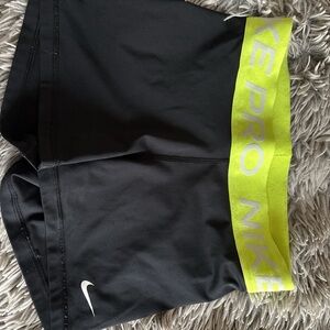 WMNS NIKE PRO SHORTS SIZE S